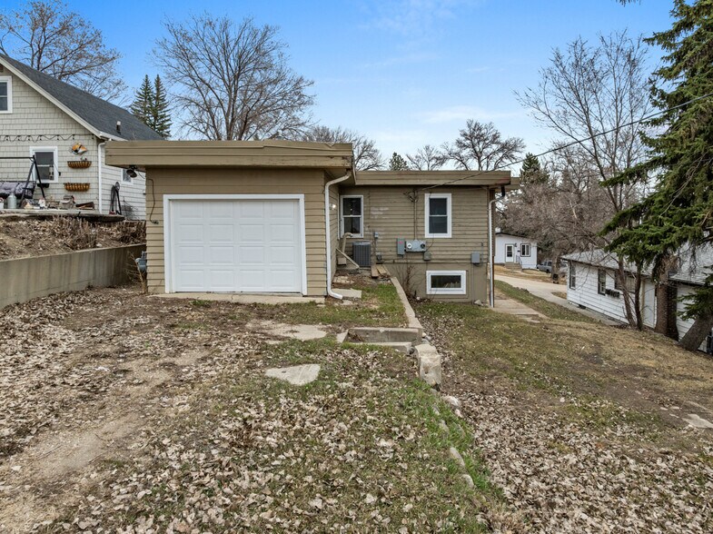 More Photos Of 1113 10th St NW, Minot Multifamily For Sale