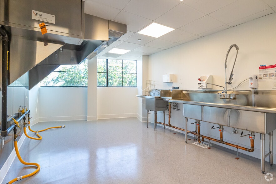 More Photos Of 2426 47th St, Astoria Warehouse For Lease