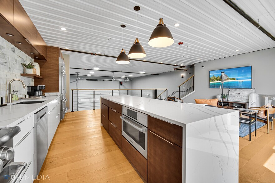 More Photos Of 2108-2260 Ferry Rd, Naperville Showroom For Sale