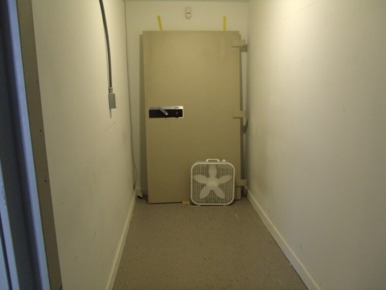 More Photos Of 1000 Elm St, Fulton Freestanding For Sale