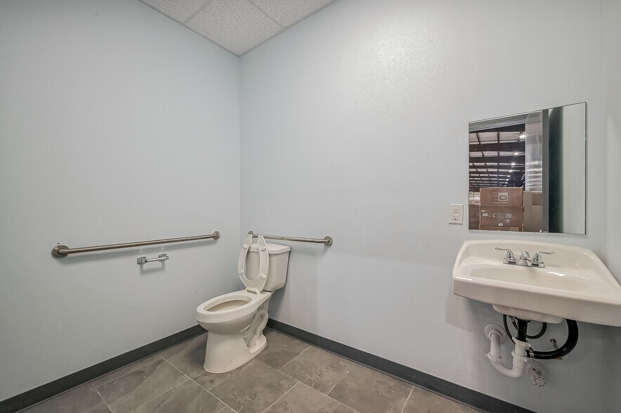 More Photos Of 12708 Jebbia Ln, Stafford Warehouse For Lease