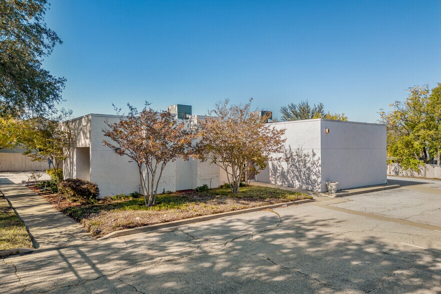 More Photos Of 8363 Meadow Rd, Dallas Office For Sale