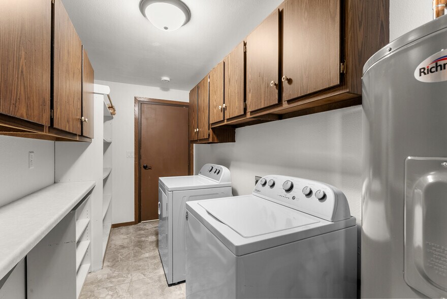 More Photos Of 910 E Cedar Ave, Manitowoc Apartments For Sale