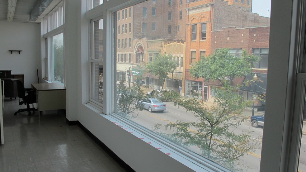 More Photos Of 17-19 N Broadway, Aurora Storefront Retail Office For Lease