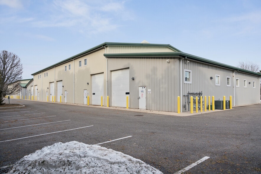 More Photos Of 1 Leecon Ct, Southampton Warehouse For Lease