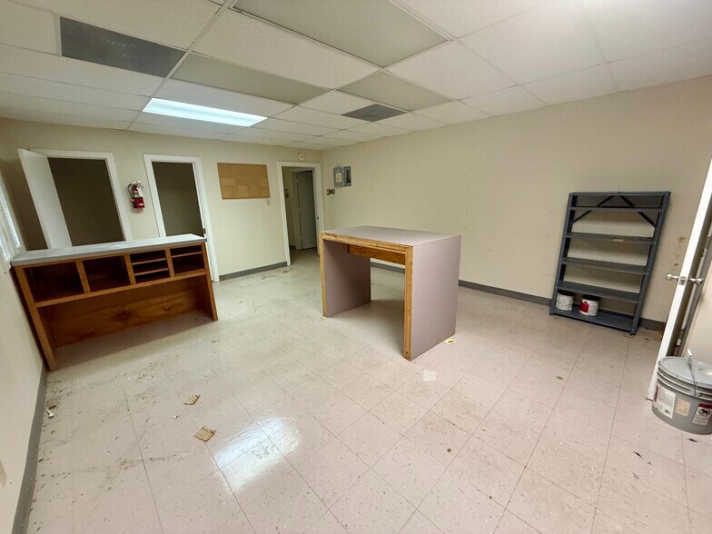 More Photos Of 170 8th St SE, Paris Office For Sale