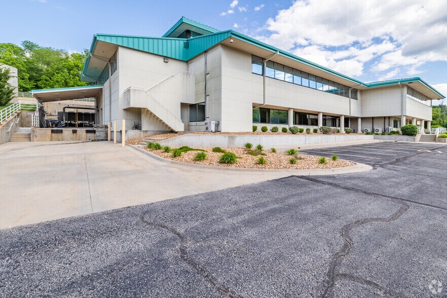 More Photos Of 2000 Bluffs Dr, Lawrence Office For Lease