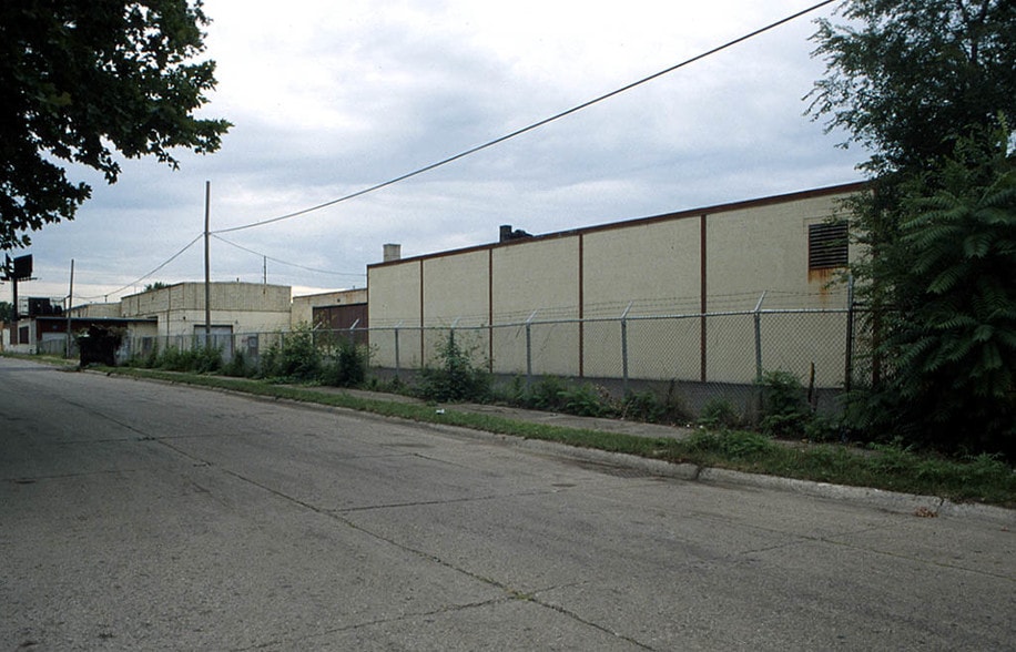 More Photos Of 15300 Fullerton St, Detroit Warehouse For Sale
