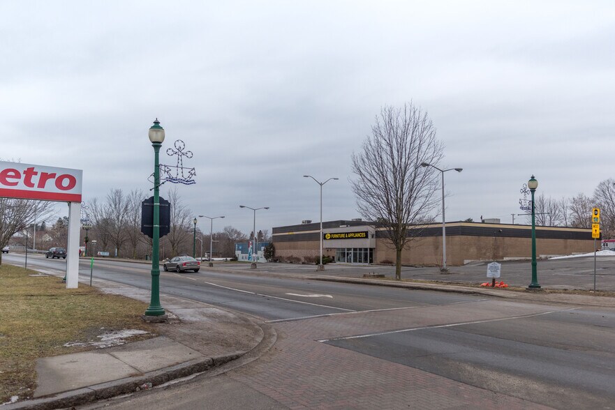 More Photos Of 260 King St W, Brockville Freestanding For Lease