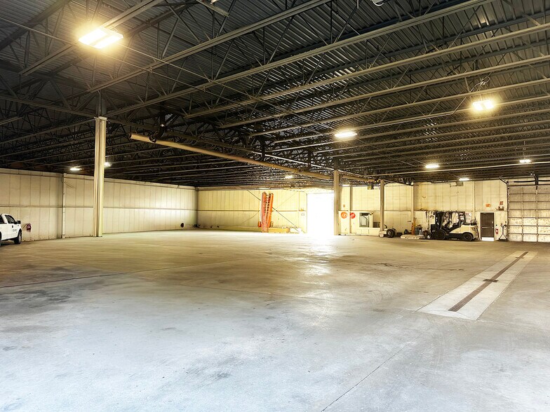 More Photos Of 15 Bradco St, Keene Distribution For Lease