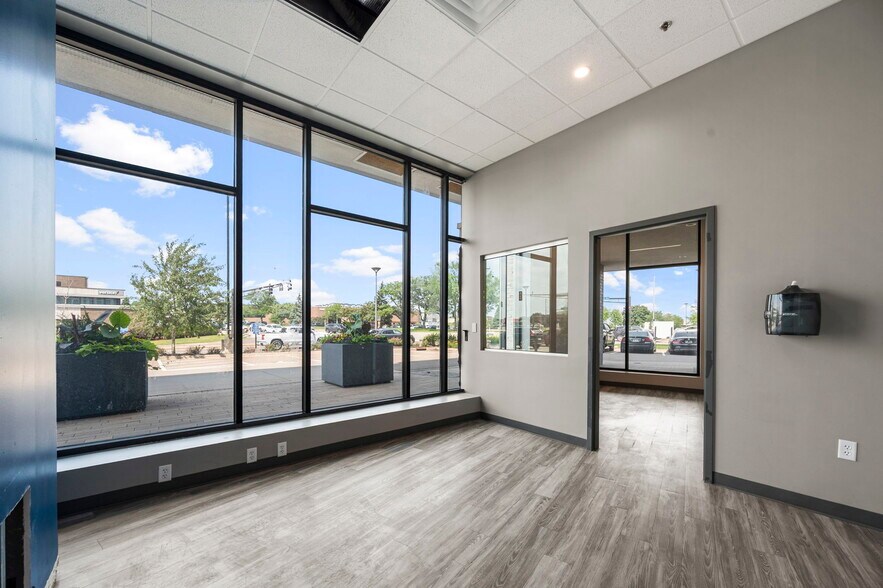 More Photos Of 1700 Plymouth Rd, Minnetonka Apartments For Lease