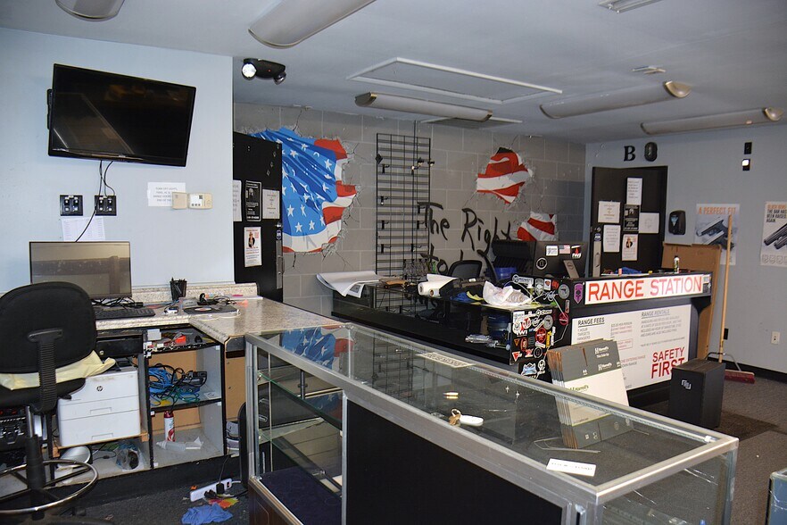 More Photos Of 43 County Road 17, Enterprise Showroom For Sale