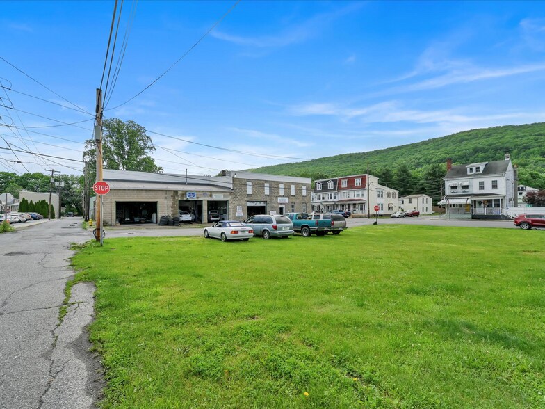 More Photos Of 39 E Walnut St, Ashland Auto Repair For Sale
