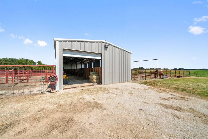 More Photos Of 204 County Road 107, Whitesboro Horse Stables For Sale