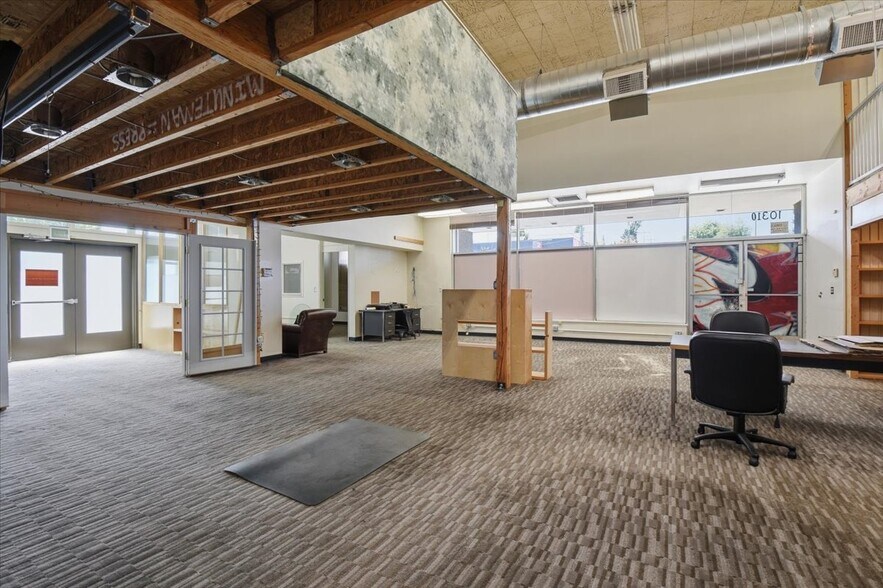 More Photos Of 10310 Aurora Ave N, Seattle Warehouse For Sale
