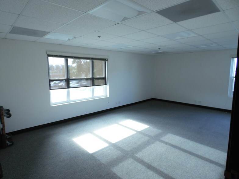 More Photos Of 2558 Roosevelt St, Carlsbad Office For Lease
