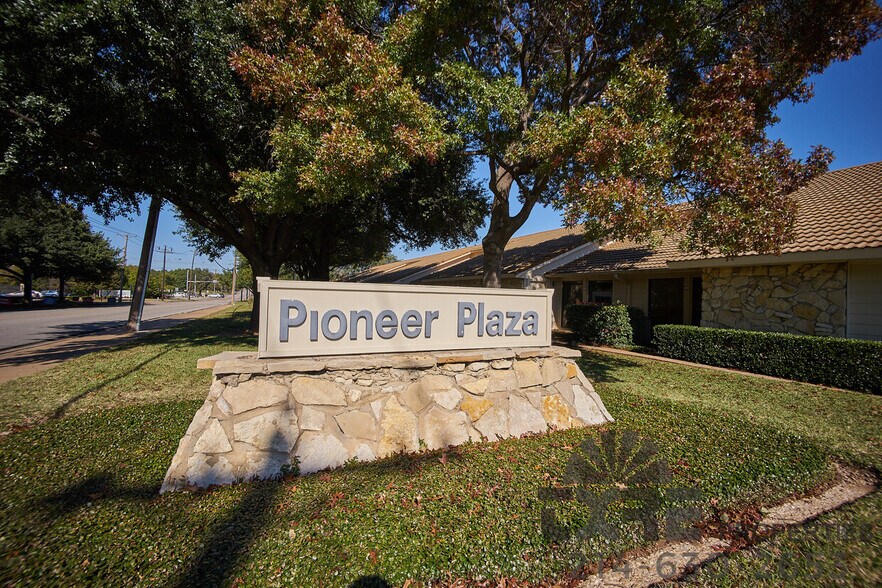 More Photos Of 1116-1126 W Pioneer Pky, Arlington Unknown For Lease