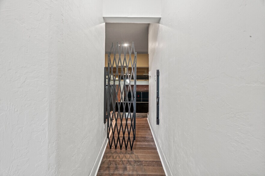 More Photos Of 606 Frisco Ave, Clinton Storefront Retail Office For Sale