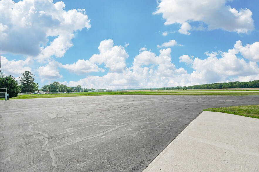 More Photos Of 300 Heath Rd, Heath Airplane Hangar For Sale