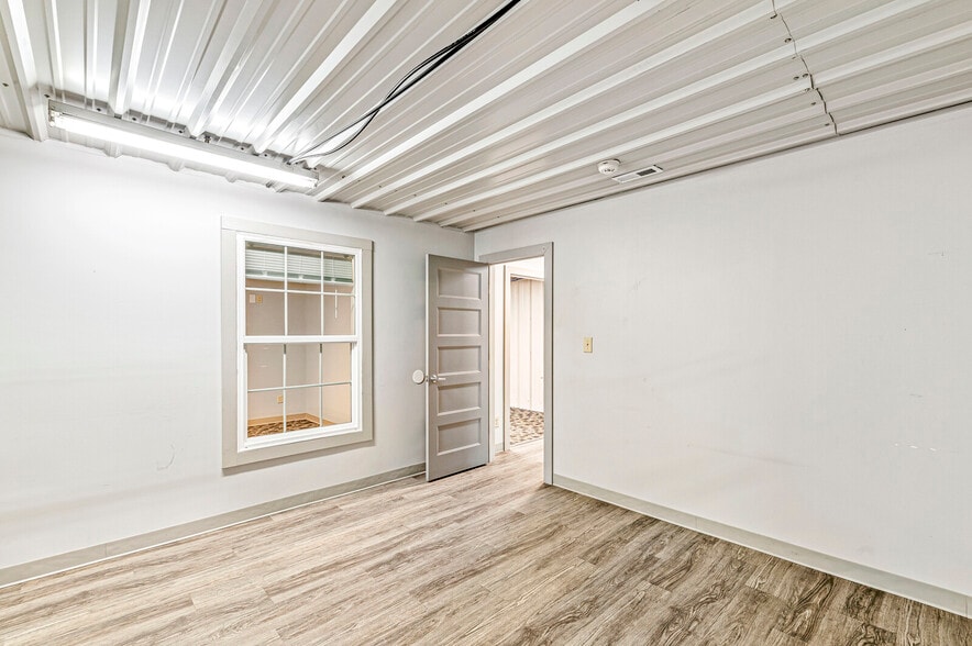 More Photos Of 2601 E 56th St, Indianapolis Light Distribution For Sale