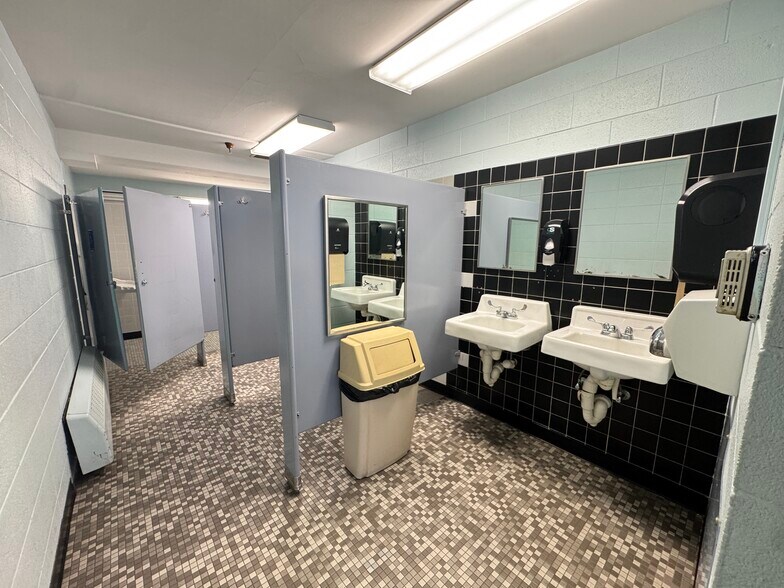 More Photos Of 40 E Simmons St, Galesburg Flex For Sale