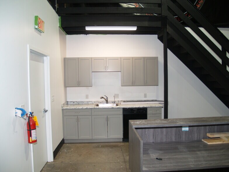 More Photos Of 727 E Turkeyfoot Lake, Akron Light Distribution For Lease