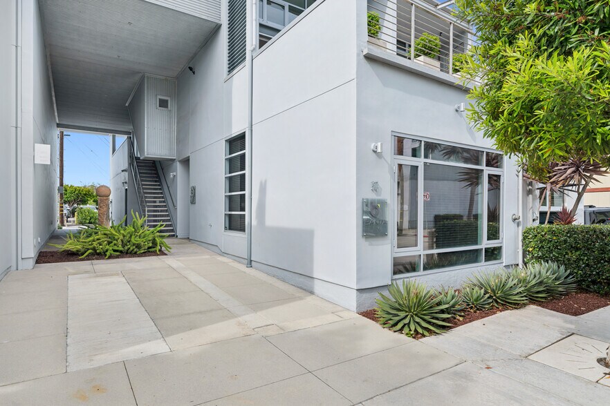 More Photos Of 517 30th St, Newport Beach Freestanding For Sale