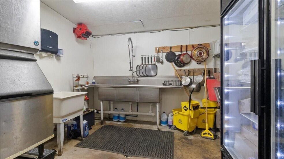 More Photos Of 1027 Porter Wagoner Blvd, West Plains Restaurant For Sale