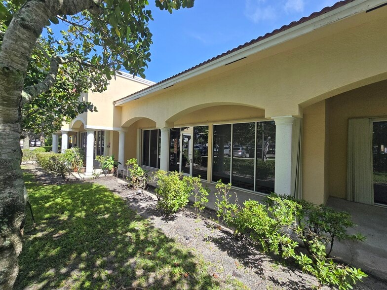 More Photos Of 4953 Le Chalet Blvd, Boynton Beach Storefront Retail Office For Lease
