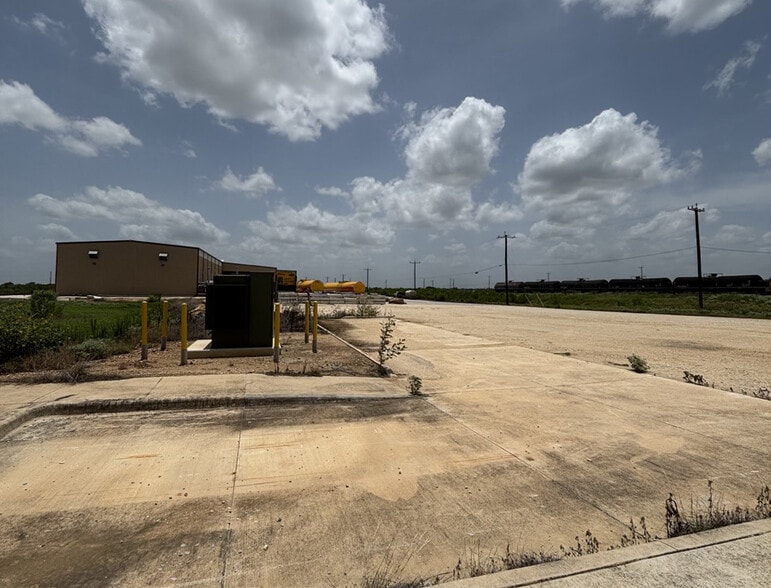 More Photos Of 16448 Old Corpus Christi Rd, Elmendorf Warehouse For Lease