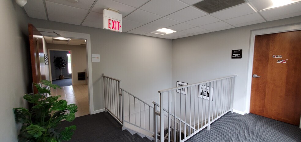 More Photos Of 110 S Hager Ave, Barrington Office For Lease