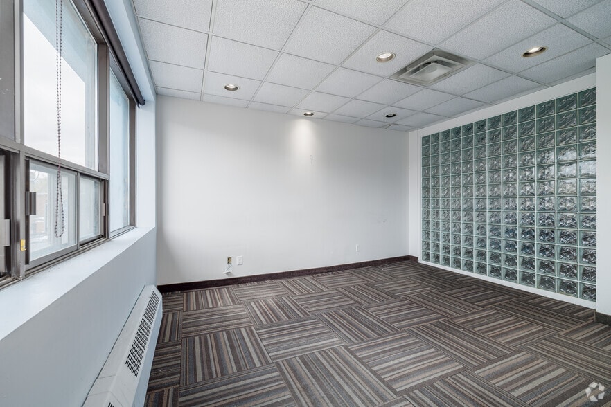 More Photos Of 425 Rue Guy, Montréal Light Distribution For Lease