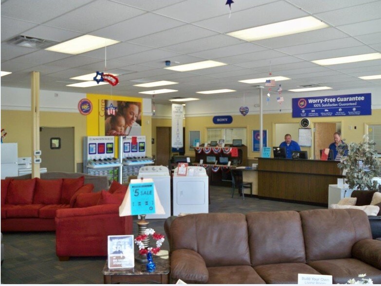 More Photos Of 1528 E 23rd St S, Independence Freestanding For Lease