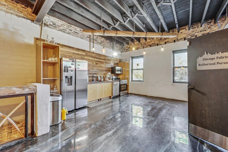 More Photos Of 3693-3705 W Grand Ave, Chicago Warehouse For Sale