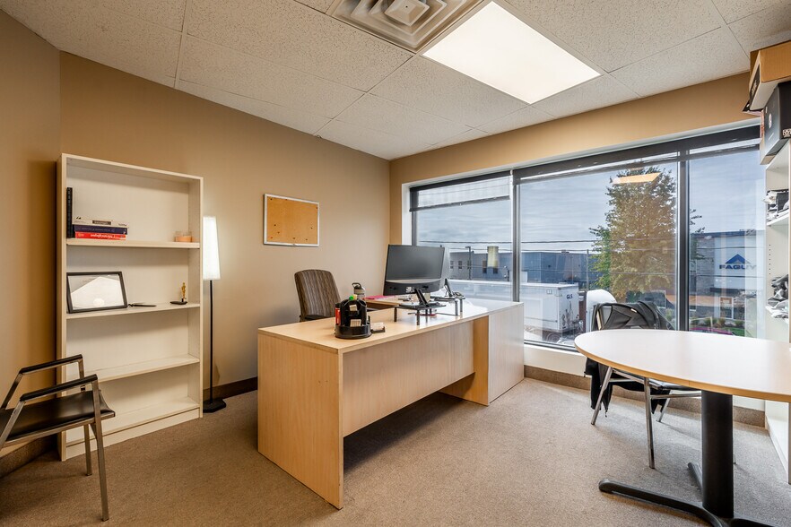 More Photos Of 1051 Rue du Viger, Terrebonne Showroom For Sale