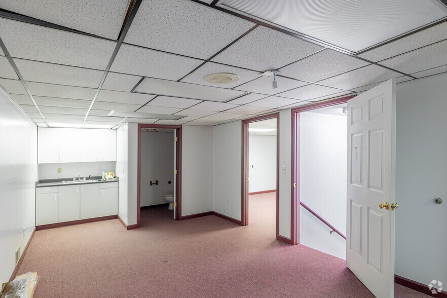 More Photos Of 631 6th Ave, Huntington Storefront For Sale