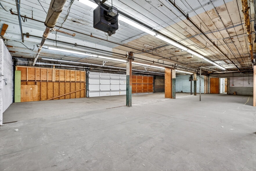 More Photos Of 203 SE Alder St, Portland Warehouse For Sale