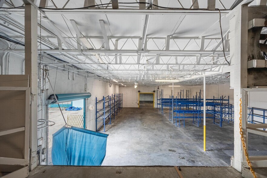 More Photos Of 2546-2578 Fowler St, Fort Myers Warehouse For Lease