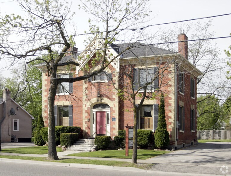 More Photos Of 62 Queen St S, Mississauga Freestanding For Lease