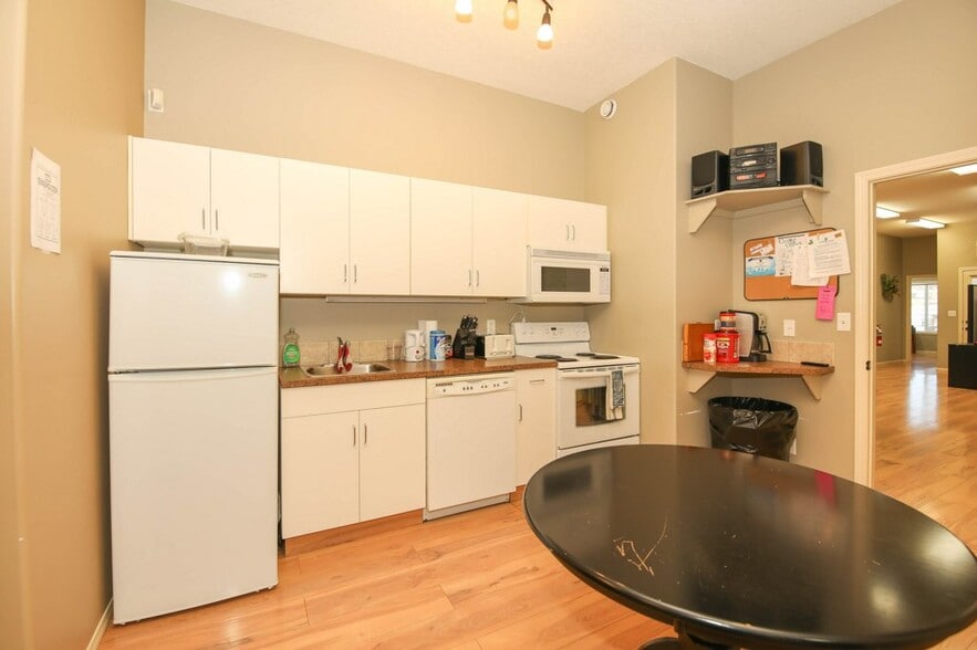 More Photos Of 5209 49A Ave, Bentley Office For Sale