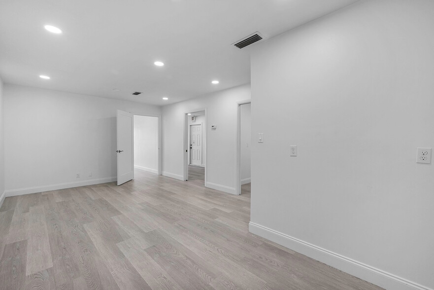 More Photos Of 4625 SE Dixie Hwy, Stuart Office For Sale