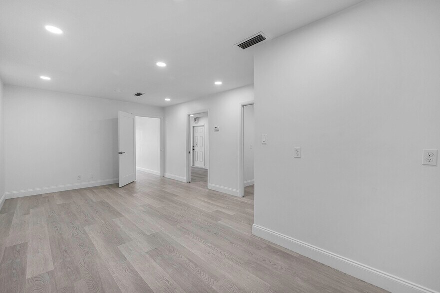 More Photos Of 4625 SE Dixie Hwy, Stuart Office For Sale