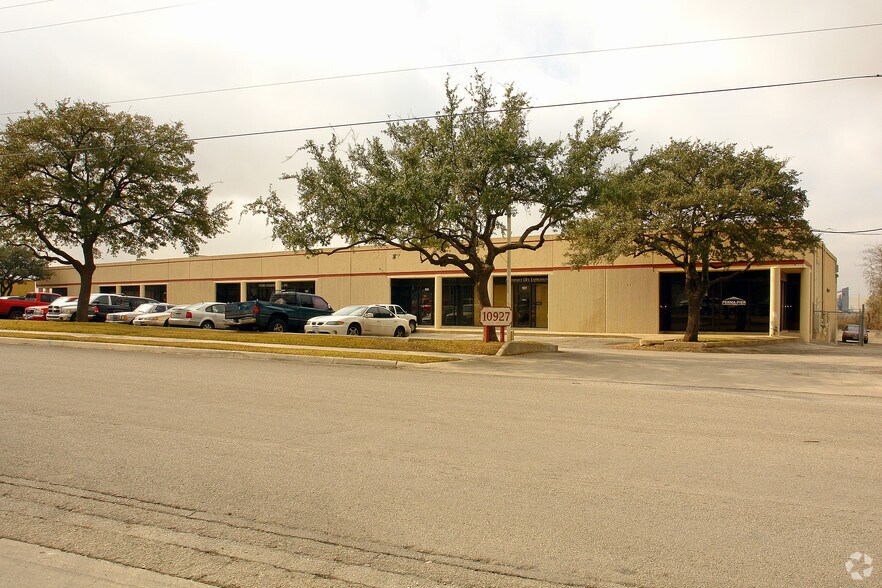 More Photos Of 10927 Wye Dr, San Antonio Light Distribution For Lease