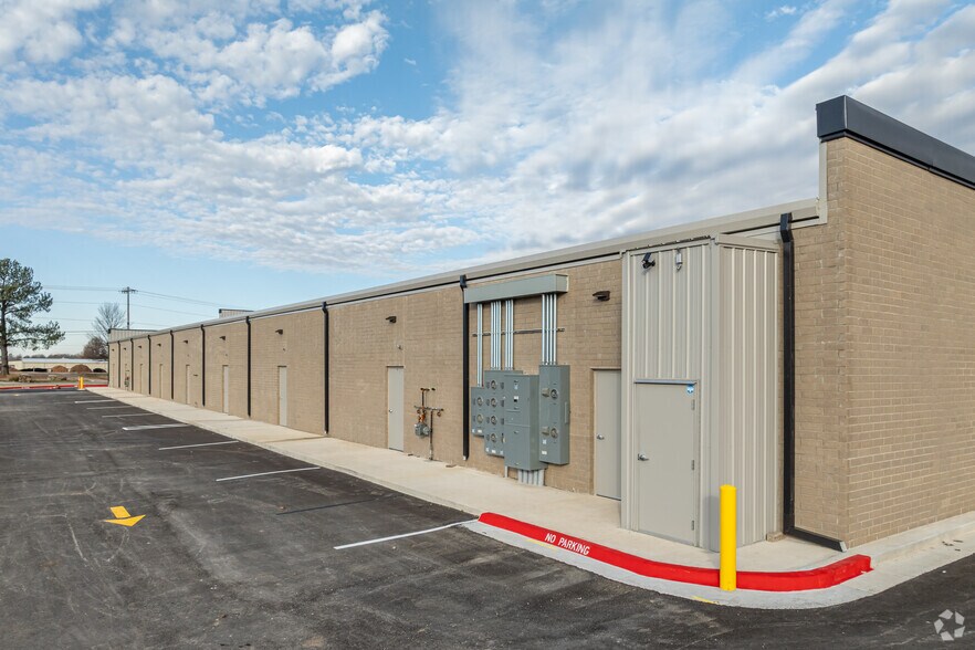 More Photos Of 184 South Maestri Road, Tontitown General Retail For Lease