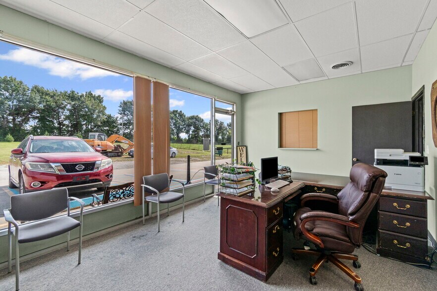 More Photos Of 3160 W Arrow St, Marshall Flex For Sale