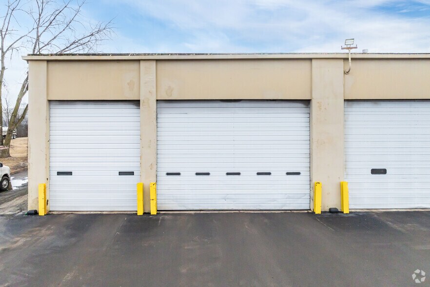 More Photos Of 313 S Rohlwing Rd, Addison Distribution For Lease