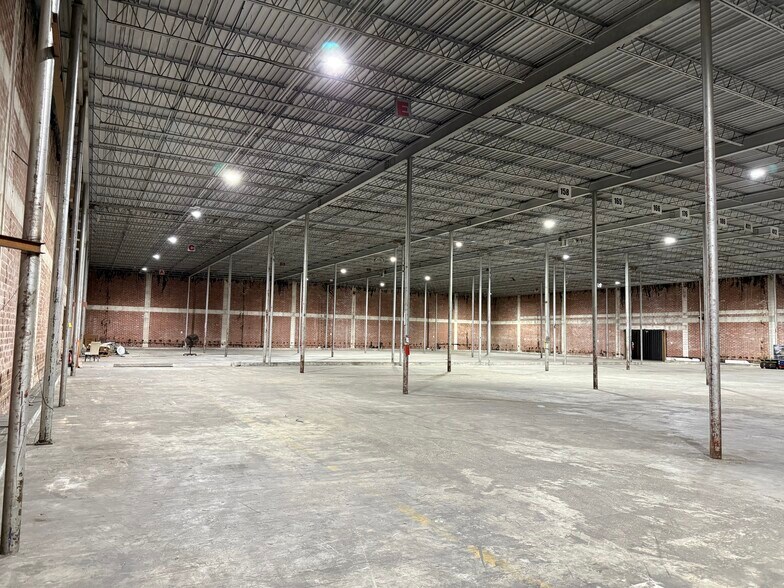 More Photos Of 5024 Uceta Rd, Tampa Distribution For Lease