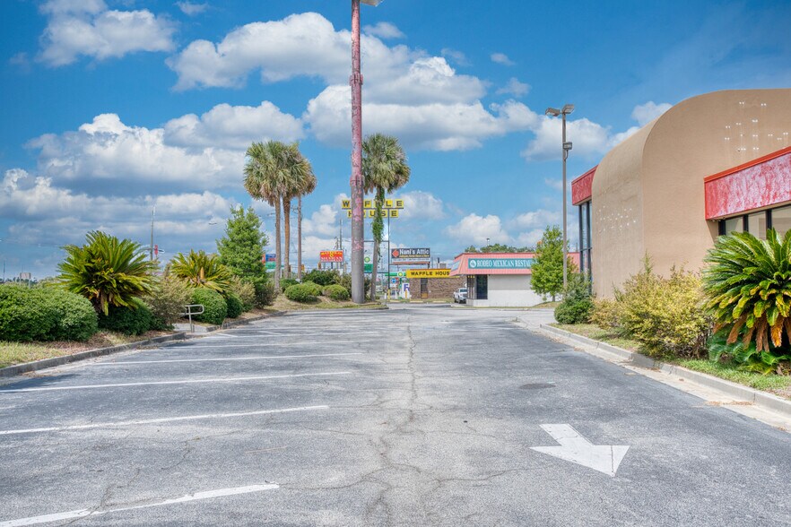 More Photos Of 1197 Lakes Blvd, Lake Park Fast Food For Lease