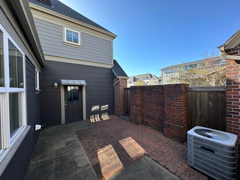 More Photos Of 1505 Ne Village St, Fairview Office For Sale