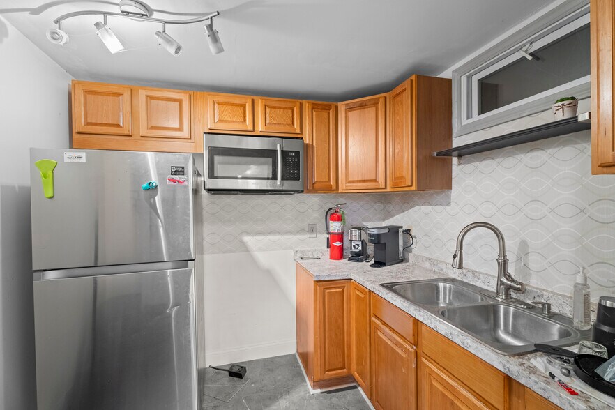 More Photos Of 264 Vauxhall St, New London Warehouse For Sale